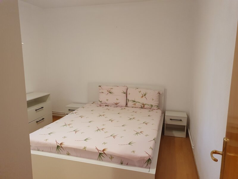 Drumul Taberei- Tg Neamt- Vanzare 2 camere 3/10 centrala mobilat renovat